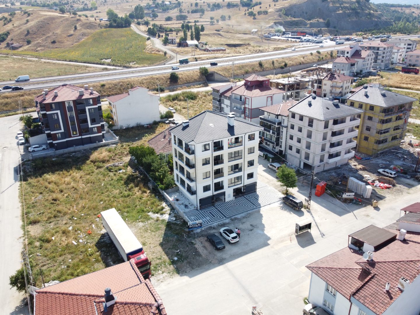 KURUOĞLU 'NDAN KANAL BOYU BÖLGESİNDE 1+1 DAİRE - 2